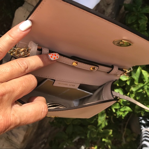 Michael Kors pale pink leather Love Crossbody - Picture 4 of 6